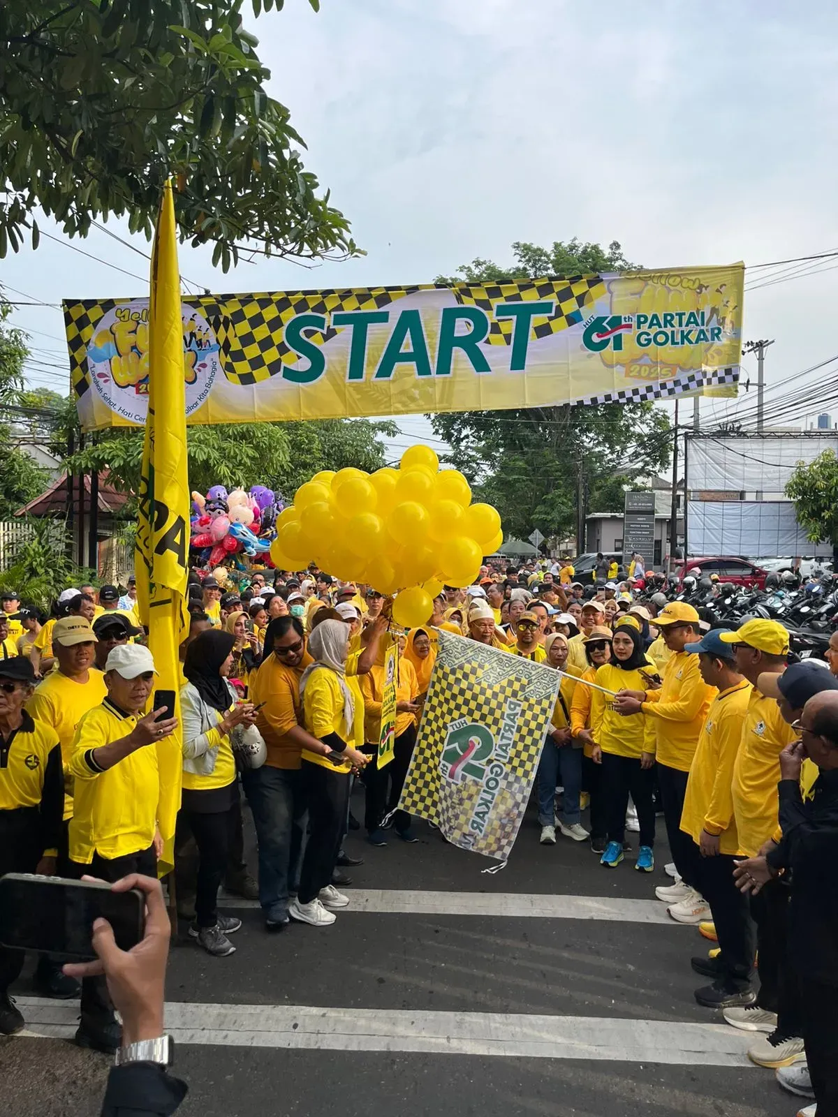 Yellow FUN WALK 2025 Golkar Jateng Meriah, Ribuan Warga Ikut Jalan Sehat