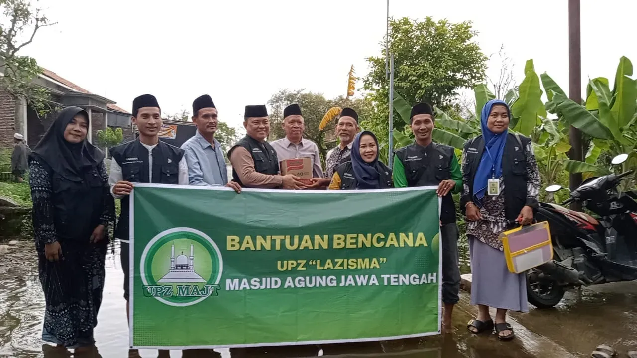 UPZ Lazisma MAJT Salurkan Bantuan untuk Warga Kalisari yang Sebulan Terendam Banjir
