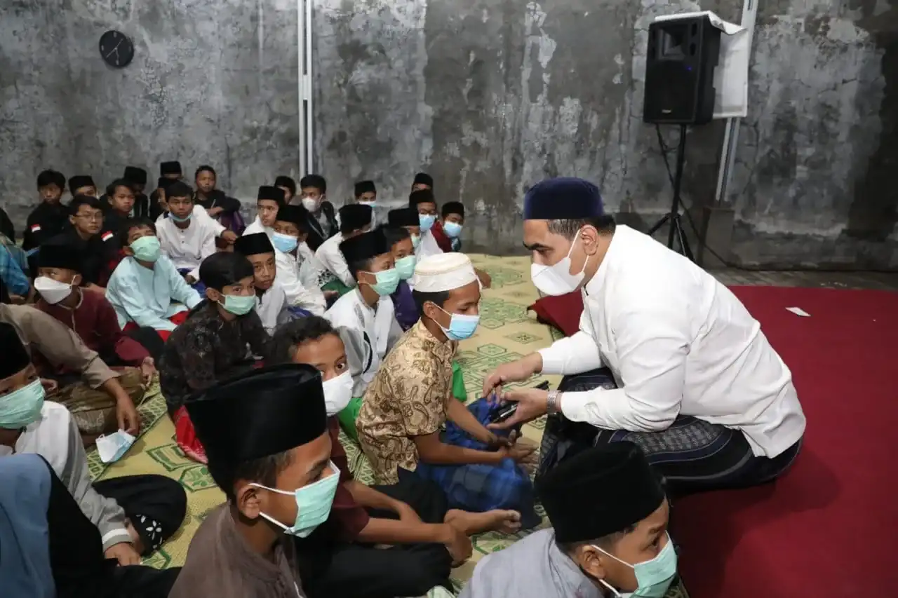 Gus Yasin Minta Pengusaha Sisihkan Rezeki Untuk Zakat Anak Yatim dan Fakir Miskin Sukoharjo - Wakil Gubernur Jawa Tengah, Taj Yasin Maimoen, mengimbau kepada para pengusaha di Jateng untuk berbagi dengan anak yatim, piatu, dan yatim piatu. Apalagi, kegiatan tersebut dilaksanakan pada bulan Ramadhan yang penuh berkah ini. Orang nomor dua di Jateng itu juga mengapresiasi pengusaha cabai asal Sukoharjo, Septian Raharjo, yang mengumpulkan santri anak yatim untuk berbuka puasa di rumahnya, di Dukuh Kagokan, Kecamatan Gatak, Kabupaten Sukoharjo, Senin (18/04/2022). 
