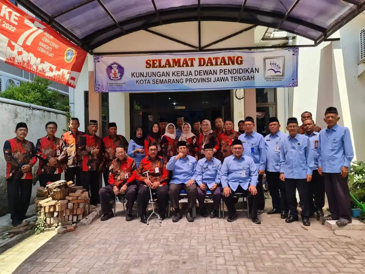 Foto bersama Pengurus Dewan Pendidikan Kota Semarang dengan Dewan Pendidikan Kota Cirebon
