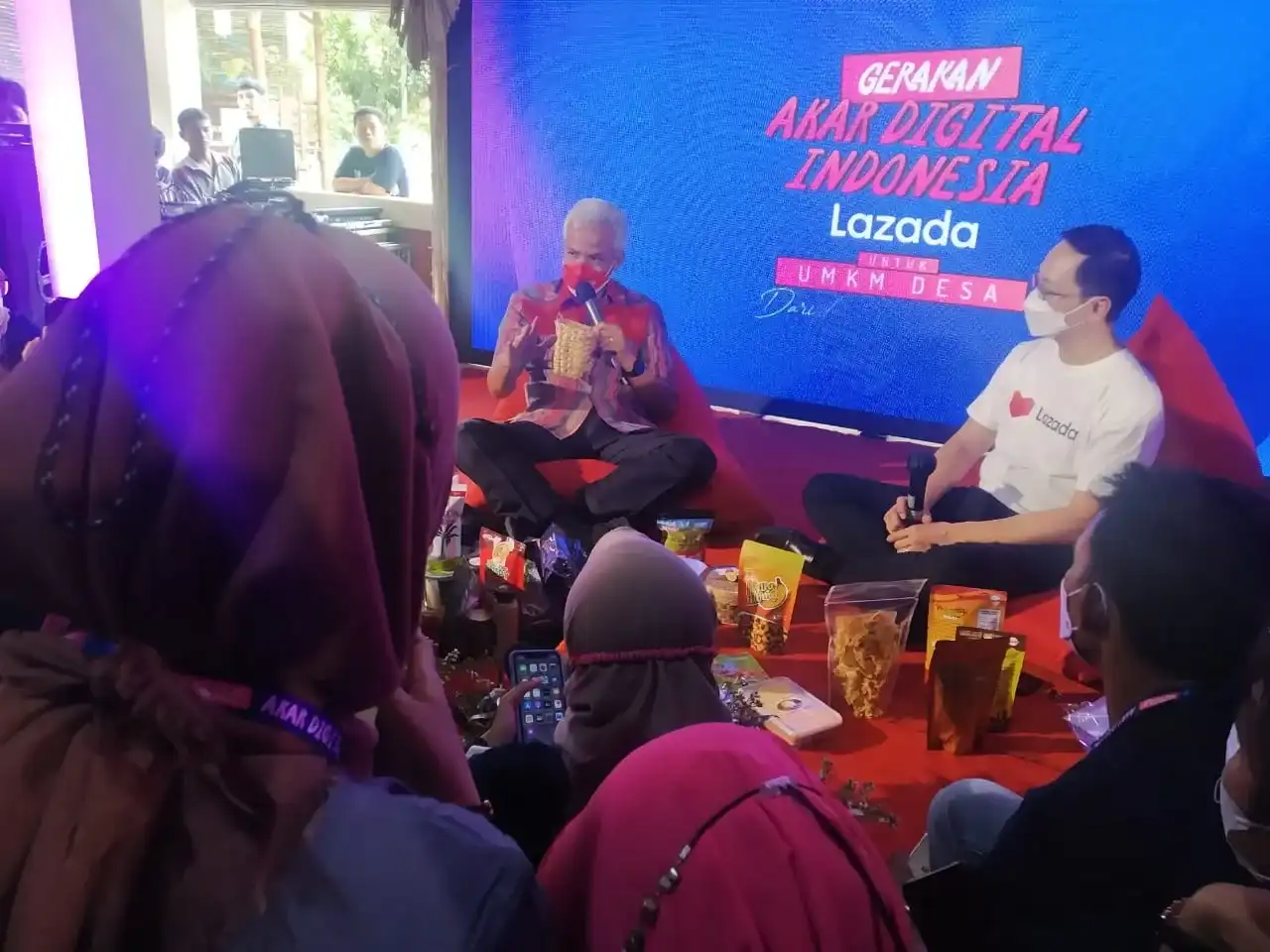 Gubernur Jawa Tengah Ganjar Pranowo Berdialog Dengan Pelaku UMKM Saat Membuka Acara Bootcamp Gerakan Akar Digital Indonesia di Desa Wisata Kandri, Selasa (20/9).
