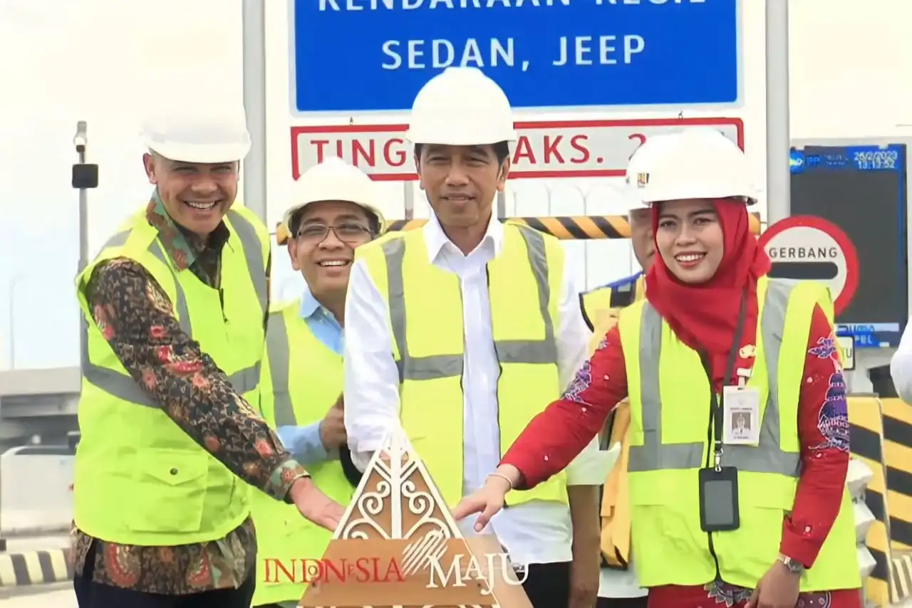 Dampingi Jokowi Resmikan Jalan Tol Semarang-Demak, Ganjar; Semoga Bisa Urai Kemacetan dan Rob