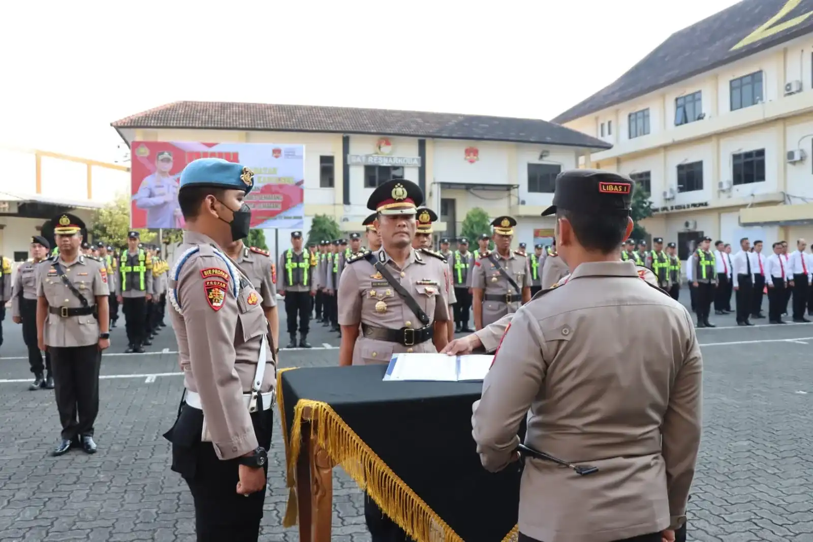 polisi beri penghargaan