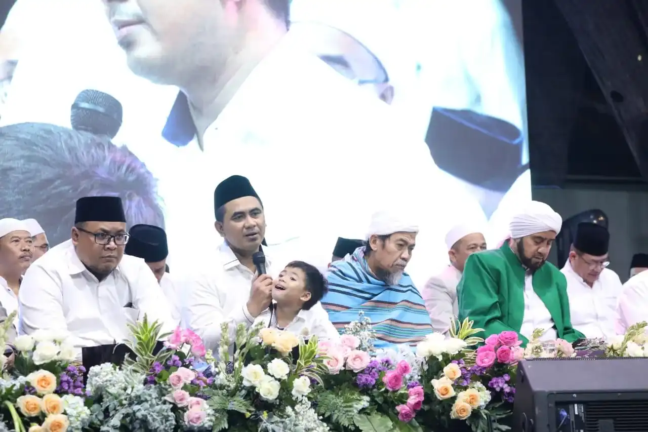 Habib Syekh Sampaikan Rasa Rindunya Pada Mbah Moen