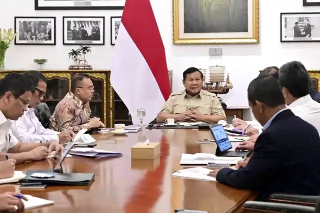 Presiden Prabowo Subianto mengadakan pertemuan dengan Wakil Ketua DPR RI Prof. Sufmi Dasco Ahmad beserta sejumlah Menteri Kabinet Merah Putih di Istana Merdeka, Jakarta, pada Senin (15/9/2025). Foto: Instagram/ @sekretariat.kabinet