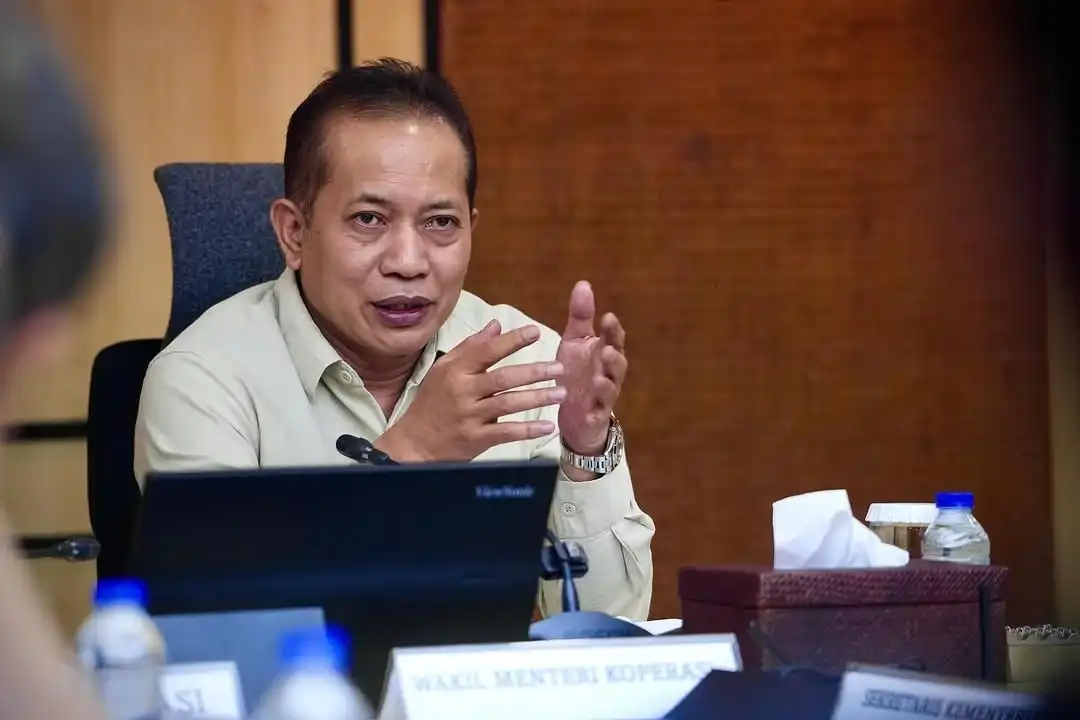 Ferry Juliantono adalah Menteri Koperasi RI sejak September 2025, menggantikan Budi Arie Setiadi.