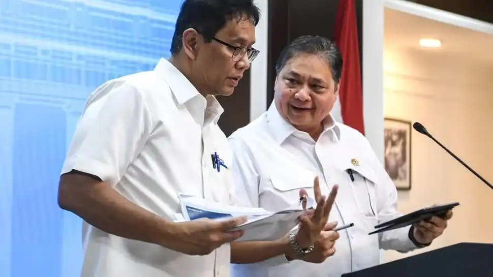 Menko Perekonomian Airlangga Hartarto (kanan) bersama Menkeu Purbaya Yudhi Sadewa (kiri) memberikan keterangan terkait program paket ekonomi usai rapat koorddinasi dengan Presiden Prabowo Subianto di Kantor Kepresidenan, Jakarta, Senin (15/9/2025). Pemerintah resmi luncurkan program paket ekonomi yang terdiri dari delapan program akselerasi dengan total Rp16,2 T dan lima program terkait penyerapan tenaga kerja. ANTARA FOTO/Muhammad Adimaja/YU