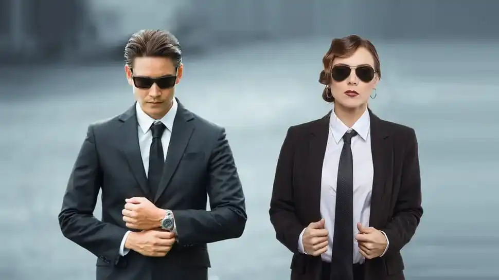 foto Menggunakan jas dan Kacamata Hitam