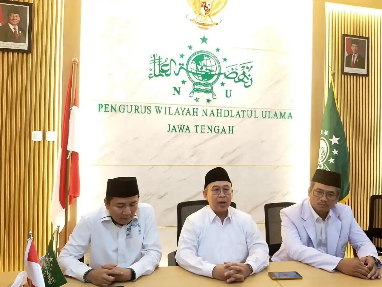 Ketua PWNU Jawa Tengah, KH. Abdul Ghoffar Rozin atau Gus Rozin (tengah) jumpa pers Kick off Hari Santri Nasional 2025 PWNU Jateng di ruang rapat lt 2 PWNU Jawa Tengah, Senin (13/0/2025) sore.