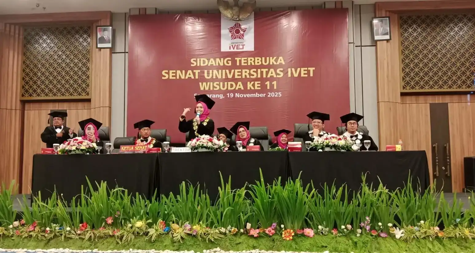 Rektor Unisvet Semarang, Dr. Luluk Elyana, M.Si saat menyumbangkan suara emasnya untuk menghibur wisudawan dan tamu undangan