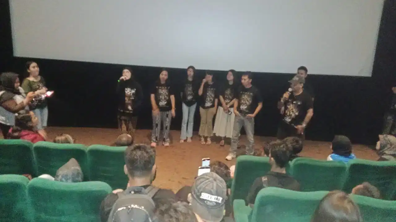 Celine Evangelista bersama kru dan fans-nya seusai pemutaran trailer Danyang Wingit Jumat Kliwon di DP Mall Semarang XXI, Rabu (19/11/2025) malam