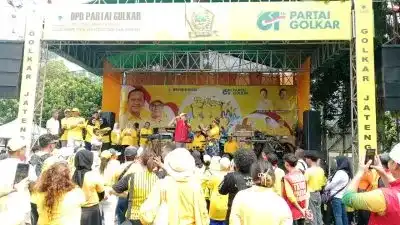 Ketua panitia Yellow FUN WALK 2025 Partai Golkar Jawa Tengah, Dipa Yustia Pasa bersiap membagi doorprize