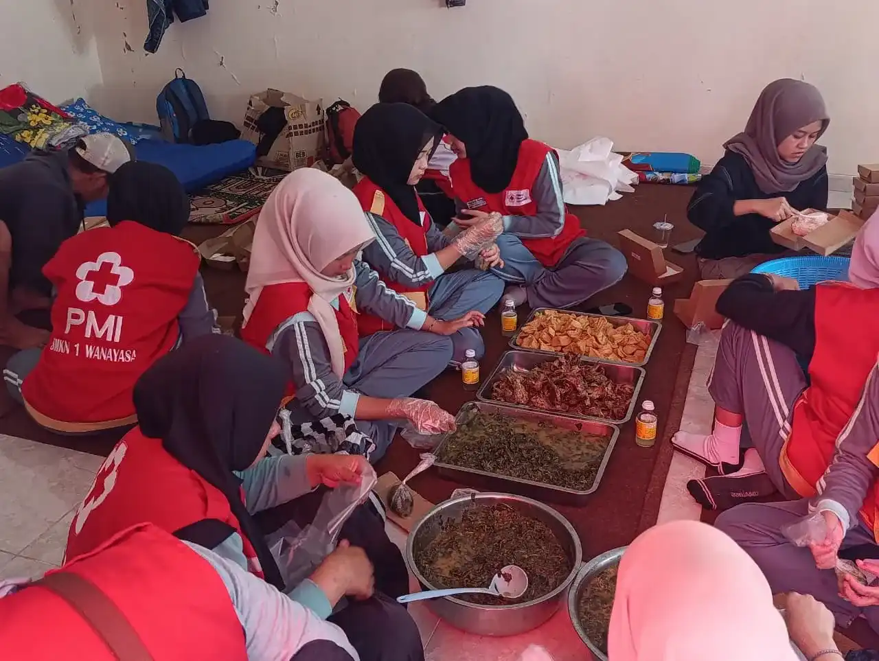Tanggap Darurat Diperpanjang, Dapur Umum PMI Banjarnegara Manjakan Relawan dengan Menu Variatif