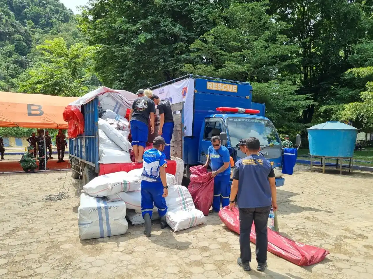 Tempuh 105 Jam Perjalanan Darat, Misi Kemanusiaan Pemprov Jateng Mulai Beraksi di Sumatera Barat