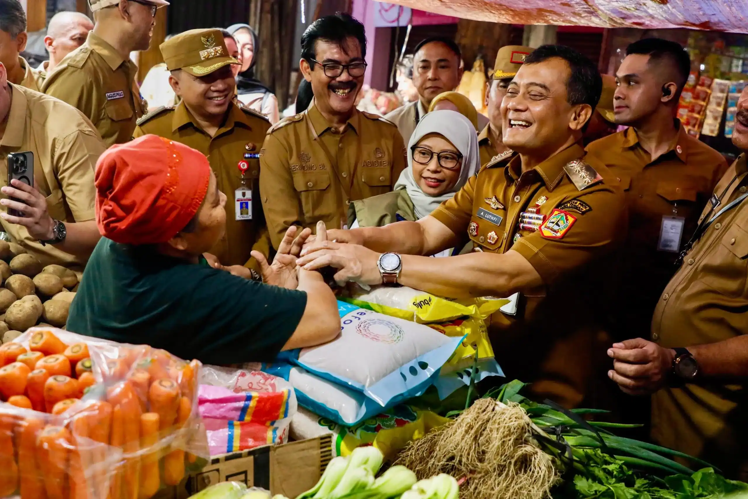 Pantau Harga Jelang Nataru, Ahmad Luthfi Temukan Kenaikan Cabai dan Bawang di Pasar Karangayu