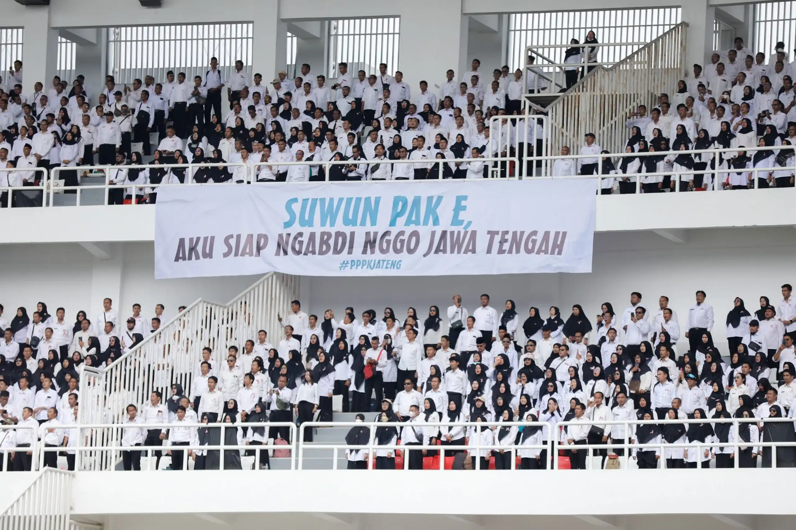 Pecahkan Rekor Nasional, Ahmad Luthfi Serahkan SK untuk 13 Ribu PPPK Paruh Waktu Jateng