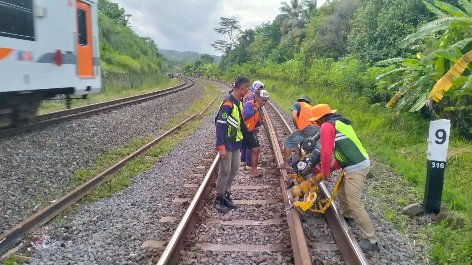 Kebut Persiapan Nataru, KAI Daop 5 Purwokerto Ganti Rel Sepanjang 7 Kilometer