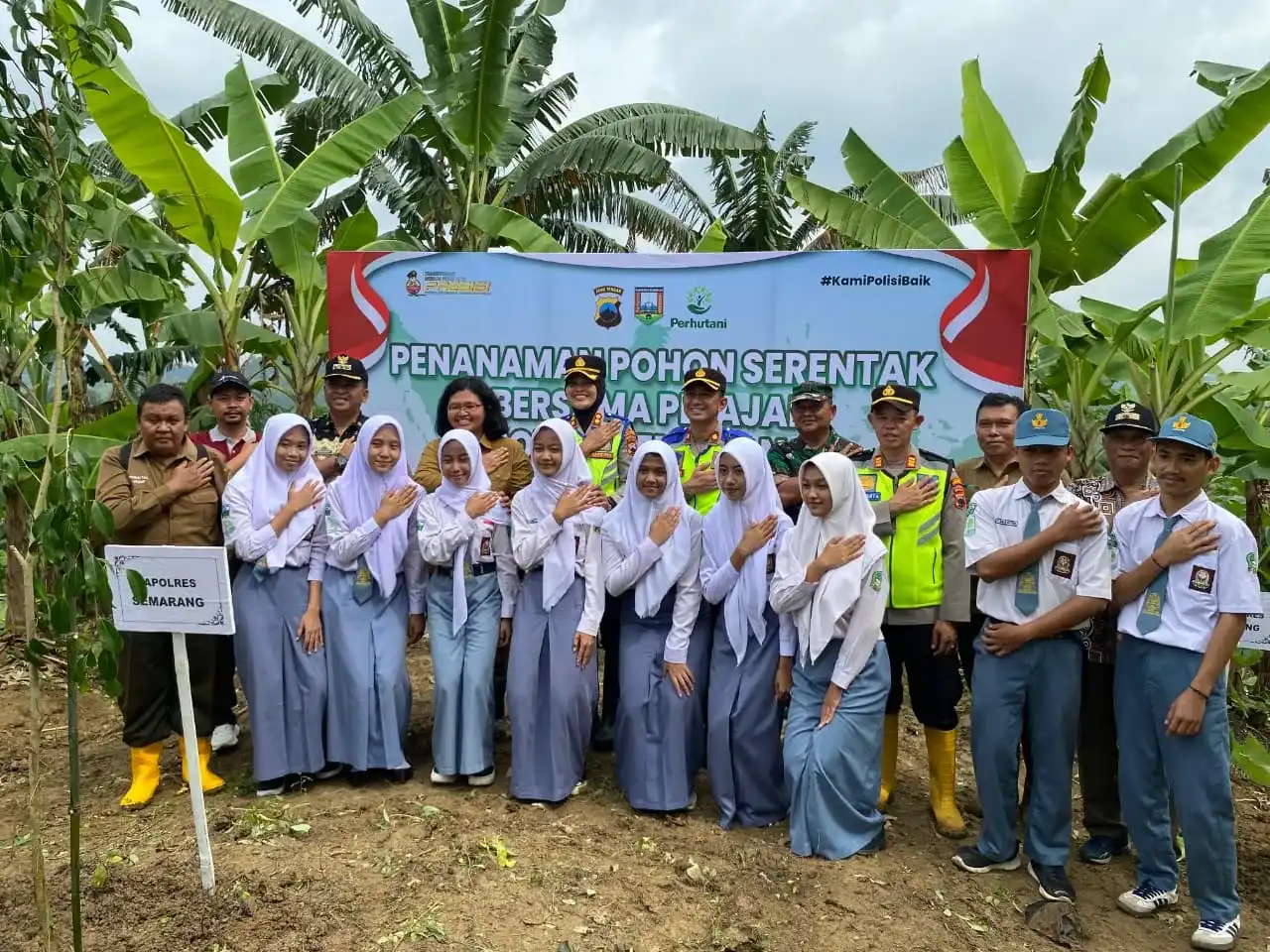 Cegah Bencana Sejak Dini, Kapolres Semarang Ajak Pelajar SMK Hijaukan Hutan Lindung Ungaran
