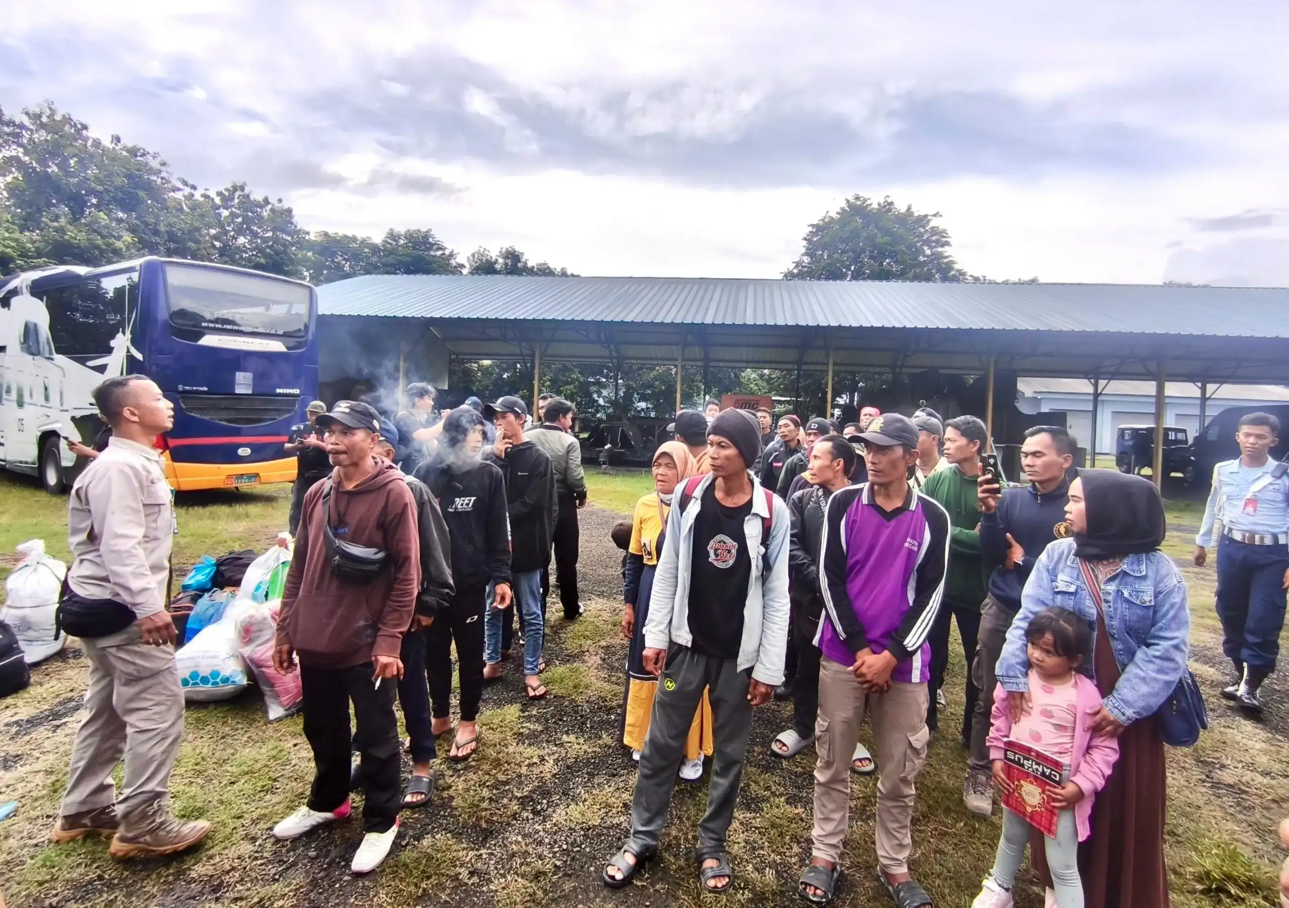 3 Minggu Bertahan di Pengungsian Aceh, Pemulangan Warga Jateng Gunakan Hercules Berjalan Haru