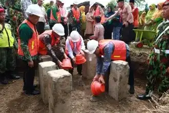 Bupati Blitar Rijanto meresmikan SPPG Muhammadiyah dan meletakkan batu pertama Muhammadiyah Center di Garum. Fasilitas ini dukung program gizi anak.