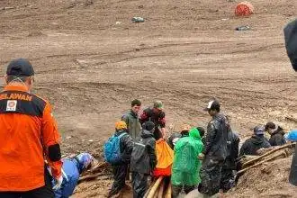 Tim gabungan BPBD, TNI, Basarnas, dan relawan melakukan pencarian korban longsor di Kampung Babakan, Desa Pasirlangu, Kecamatan Cisarua, Kabupaten Bandung Barat, Sabtu (24/1/2026).