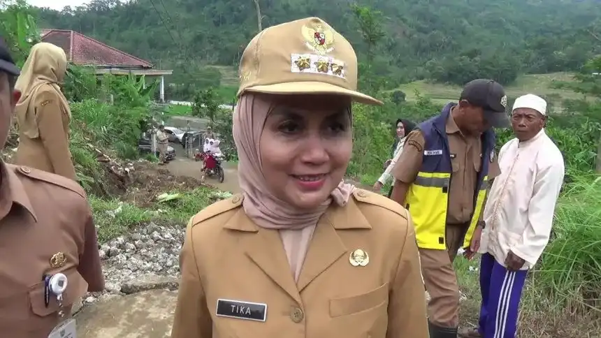 Perbaikan jalan pesisir di Desa Sekucing, Kecamatan Rowosari, Kabupaten Kendal, Selasa (6/1/2026). Foto: Yoedhi Lingkar.co