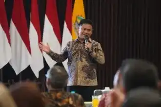 Bupati Tegal Ischak Maulana Rohman memaparkan potensi daerah seusai penandatanganan kerja sama Pemprov Lampung–Jawa Tengah di Mahan Agung, Bandar Lampung, Selasa (6/1/2026).