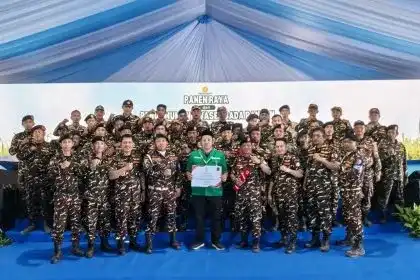 Ketua Umum GP Ansor H. Addin Jauharudin menerima penghargaan dari Presiden Prabowo Subianto dalam acara Panen Raya dan Pengumuman Swasembada Pangan di Kabupaten Karawang, Rabu (7/1/2026).