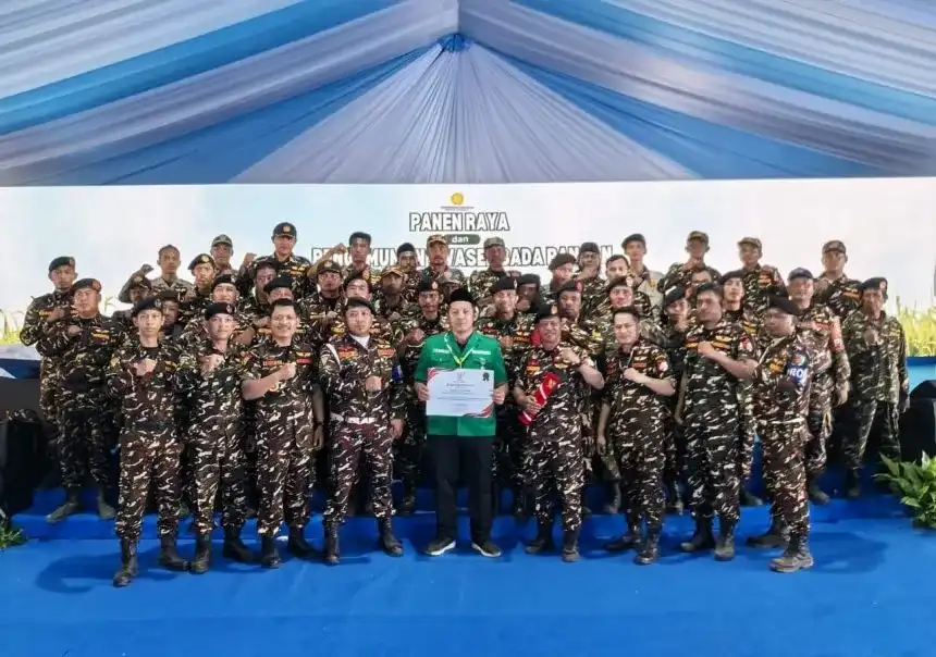 Ketua Umum GP Ansor H. Addin Jauharudin menerima penghargaan dari Presiden Prabowo Subianto dalam acara Panen Raya dan Pengumuman Swasembada Pangan di Kabupaten Karawang, Rabu (7/1/2026).