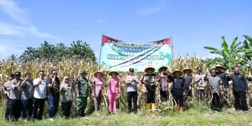 Wali Kota Banjar, Sudarsono (tengah), didampingi Wakil Wali Kota dan Kapolres Banjar berfoto bersama para petani usai kegiatan Panen Raya Jagung Serentak di Desa Raharja, Kecamatan Purwaharja, Kamis (8/1/2026).
