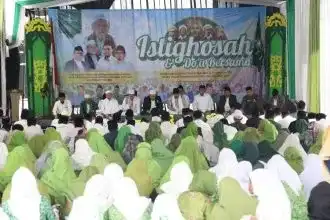 Suasana doa bersama dalam rangka peringatan 103 Tahun NU di Kantor Pengurus Wilayah Nahdlatul Ulama (PWNU) Provinsi Banten, Jalan Raya Jakarta, Kemang, Kota Serang, Kamis (8/1/2026).