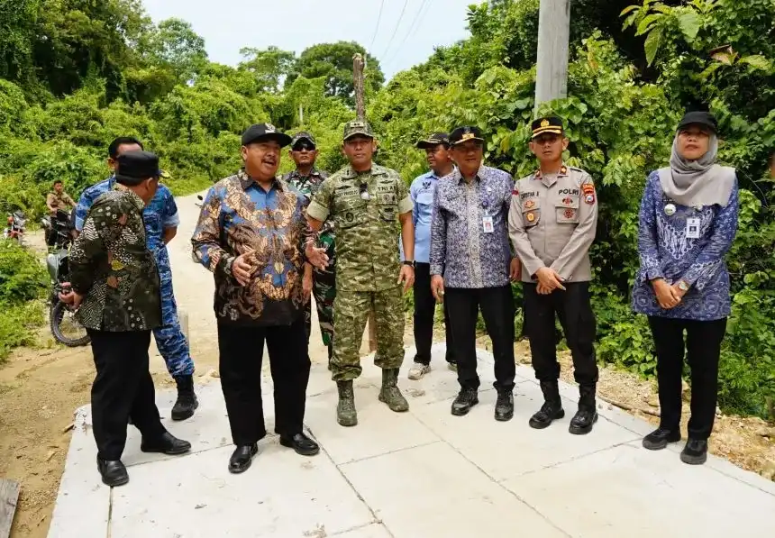 Bupati Jombang Warsubi bersama jajaran TNI-Polri dan perangkat daerah menyusuri jalan setapak ekstrem menggunakan motor trail menuju Dusun Kedungdendeng, Desa Jiporapah, Kecamatan Plandaan, Kabupaten Jombang, Kamis (8/1/2026), sebagai bagian dari peninjauan lokasi pembangunan infrastruktur melalui program Karya Bhakti.