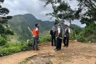 Material longsor menutup akses jalan Dukuh Pranten–Rejosari di Desa Pranten, Kecamatan Bawang, Kabupaten Batang, akibat curah hujan tinggi pada akhir 2025.