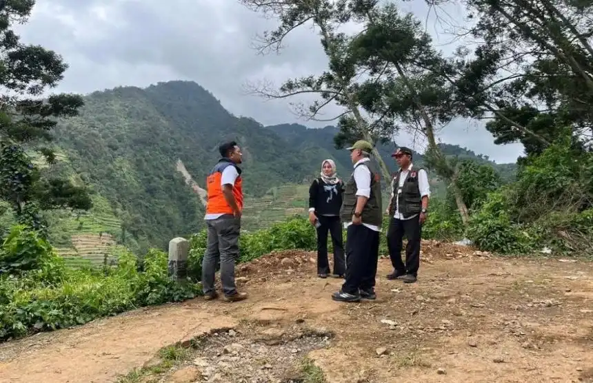 Material longsor menutup akses jalan Dukuh Pranten–Rejosari di Desa Pranten, Kecamatan Bawang, Kabupaten Batang, akibat curah hujan tinggi pada akhir 2025.