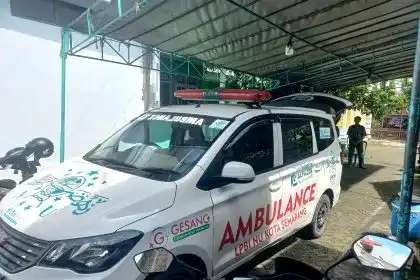 Relawan ambulans NU Peduli Kota Semarang bersiaga di Kantor PCNU Kota Semarang untuk melayani permintaan ambulans gratis warga, Jumat (9/1/2026).