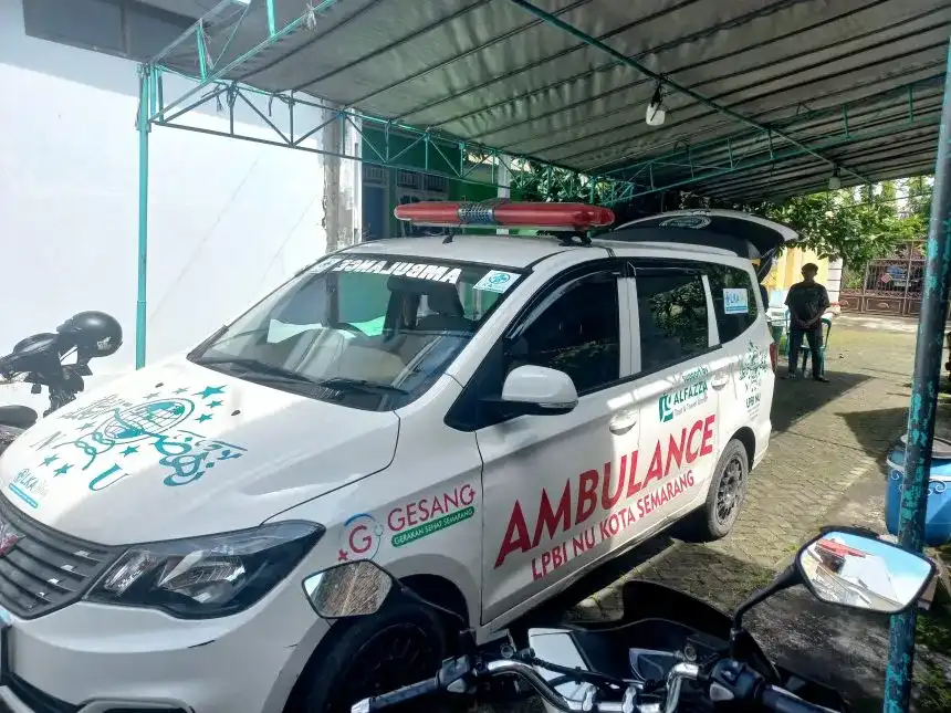 Relawan ambulans NU Peduli Kota Semarang bersiaga di Kantor PCNU Kota Semarang untuk melayani permintaan ambulans gratis warga, Jumat (9/1/2026).