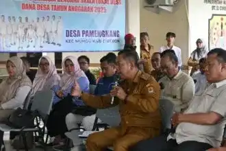 Wakil Bupati Cirebon Agus Kurniawan Budiman meninjau lokasi terdampak banjir di Kecamatan Mundu bersama perwakilan BBWS, BPBD, dan para kuwu, Jumat (9/1/2026).