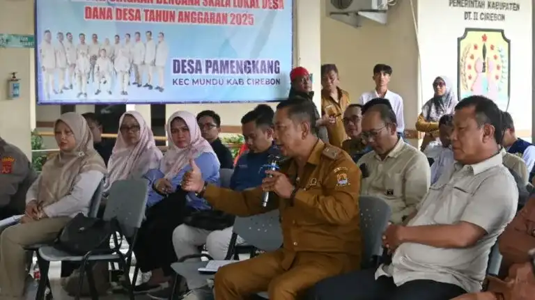 Wakil Bupati Cirebon Agus Kurniawan Budiman meninjau lokasi terdampak banjir di Kecamatan Mundu bersama perwakilan BBWS, BPBD, dan para kuwu, Jumat (9/1/2026).