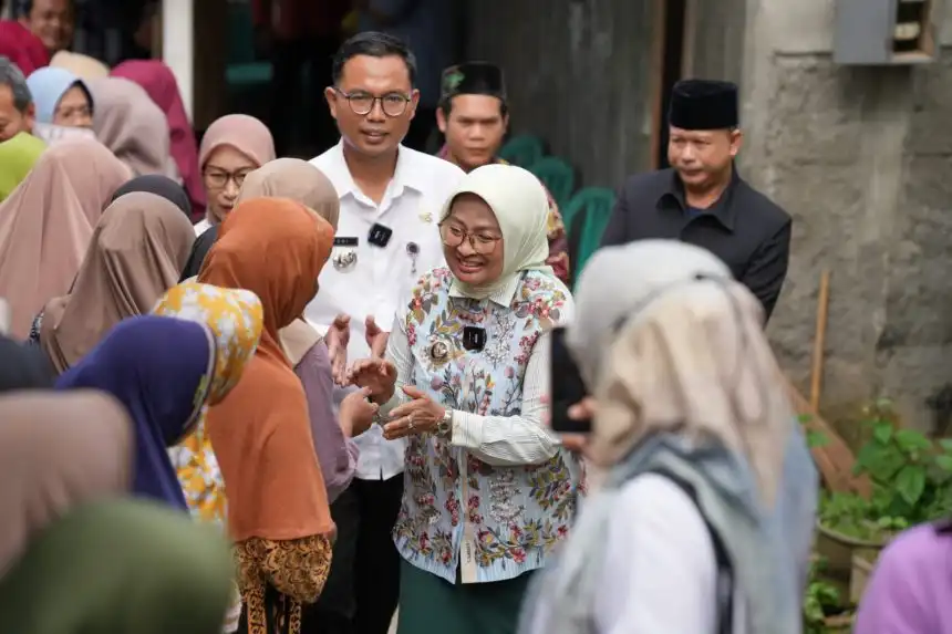 Bupati Kebumen Lilis Nuryani didampingi jajaran dinas terkait saat mengunjungi keluarga korban di Desa Banyumudal, Kecamatan Buayan, Kabupaten Kebumen, Jumat (9/1/2026).