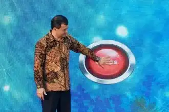 Gubernur Jawa Tengah Ahmad Luthfi didampingi Wakil Gubernur Taj Yasin Maimoen dan Sekda Sumarno saat meluncurkan aplikasi “Si Dia Baik” pada Perayaan Natal 2025 dan Tahun Baru 2026 Provinsi Jawa Tengah di Gradhika Bhakti Praja, Semarang, Jumat malam (9/1/2026).