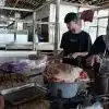 Aktivitas jual beli daging dan kebutuhan pokok di Pasar Batang, Kabupaten Batang, Jumat (9/1/2026).