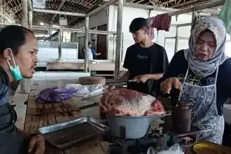 Aktivitas jual beli daging dan kebutuhan pokok di Pasar Batang, Kabupaten Batang, Jumat (9/1/2026).