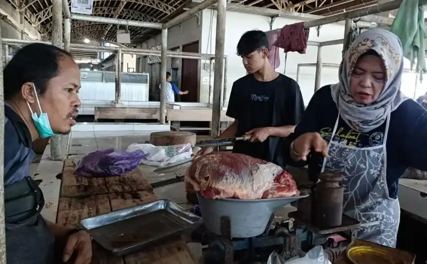 Aktivitas jual beli daging dan kebutuhan pokok di Pasar Batang, Kabupaten Batang, Jumat (9/1/2026).