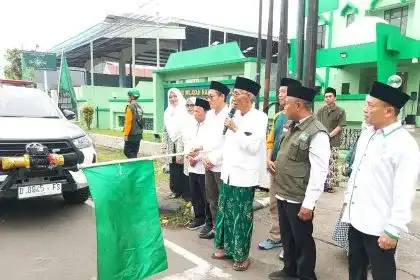 Rais Syuriah PWNU Jawa Tengah KH Ubaidillah Shadaqah menyampaikan arahan saat Apel Pelepasan Relawan NU Peduli Jateng ke Aceh di halaman Kantor PWNU Jateng, Kota Semarang, Sabtu (10/1/2026).