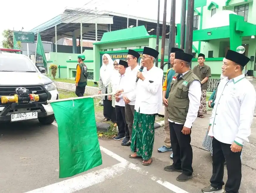 Rais Syuriah PWNU Jawa Tengah KH Ubaidillah Shadaqah menyampaikan arahan saat Apel Pelepasan Relawan NU Peduli Jateng ke Aceh di halaman Kantor PWNU Jateng, Kota Semarang, Sabtu (10/1/2026).