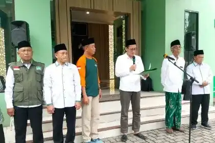 Ketua NU Peduli Jateng KH Mandzhur Labib menyampaikan laporan aksi kemanusiaan untuk Aceh saat apel pemberangkatan relawan di halaman Kantor PWNU Jawa Tengah, Kota Semarang, Sabtu (10/1/2026).