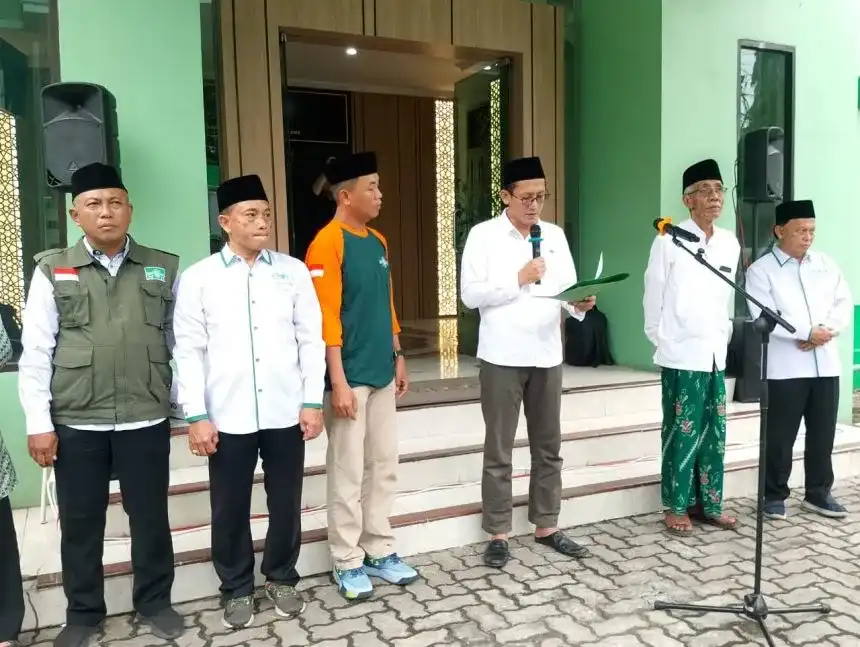Ketua NU Peduli Jateng KH Mandzhur Labib menyampaikan laporan aksi kemanusiaan untuk Aceh saat apel pemberangkatan relawan di halaman Kantor PWNU Jawa Tengah, Kota Semarang, Sabtu (10/1/2026).