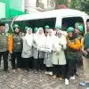 Ketua PC Fatayat NU Kota Semarang Hj. Istighfaroh menyerahkan bantuan kemanusiaan secara simbolis kepada Ketua LAZISNU Jateng Muhammad Mahsun pada penutupan Apel Pelepasan Relawan NU Peduli Jateng ke Aceh di halaman Kantor PWNU Jateng, Sabtu (10/1/2026).