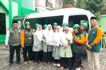 Ketua PC Fatayat NU Kota Semarang Hj. Istighfaroh menyerahkan bantuan kemanusiaan secara simbolis kepada Ketua LAZISNU Jateng Muhammad Mahsun pada penutupan Apel Pelepasan Relawan NU Peduli Jateng ke Aceh di halaman Kantor PWNU Jateng, Sabtu (10/1/2026).