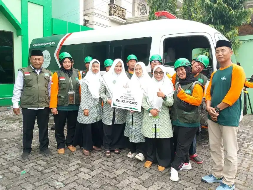 Ketua PC Fatayat NU Kota Semarang Hj. Istighfaroh menyerahkan bantuan kemanusiaan secara simbolis kepada Ketua LAZISNU Jateng Muhammad Mahsun pada penutupan Apel Pelepasan Relawan NU Peduli Jateng ke Aceh di halaman Kantor PWNU Jateng, Sabtu (10/1/2026).